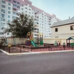 Территория около кирпичного дома