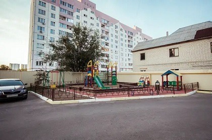 Территория около кирпичного дома