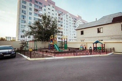 Территория около кирпичного дома